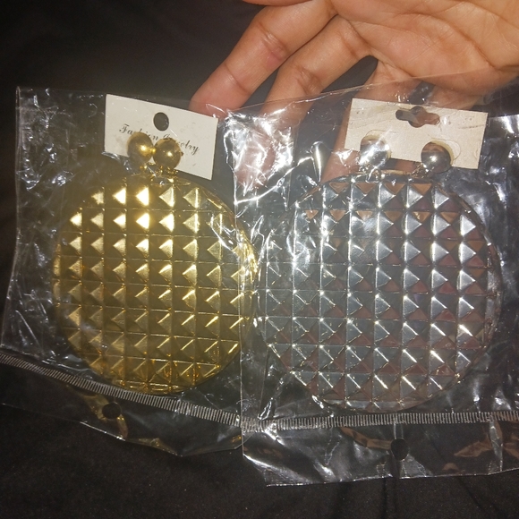 Bundle of Women Big Circle fashion earrings - Picture 7 of 7